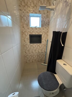 Chuveiro, secador de cabelo, sabonete, papel higiênico