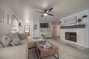 Smart TV - The Coastal Cowgirl: Boutique River House w cowboy pool and movie room (Kyle)