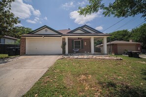 Exterior - The Coastal Cowgirl: Boutique River House w cowboy pool and movie room (Kyle)