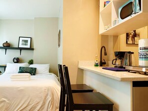 1 bedroom, Internet, bed sheets - UInn-At UPenn; 3B;Cozy studio apartment (Philadelphia)