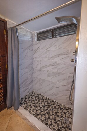 Douche, sèche-cheveux, serviettes fournies, savon