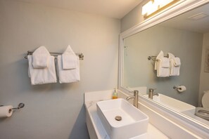 Douche, sèche-cheveux, serviettes fournies, savon