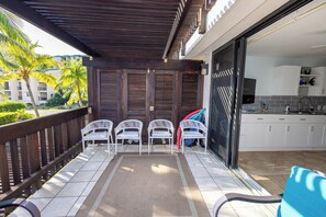 Outdoor dining - Oceanfront Suite Amethyst at Sapphire Beach w/WiFi, Generator (St Thomas)