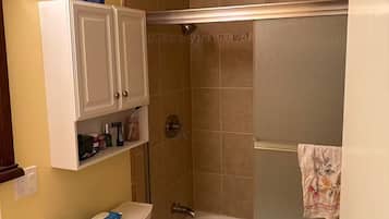 Secadora de cabello, toallas, jabón, papel de baño