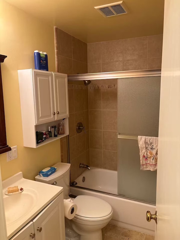 Secadora de cabello, toallas, jabón, papel de baño