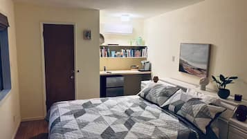 Tabla de planchar con plancha, wifi y ropa de cama