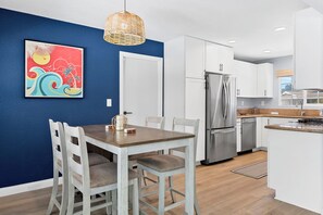 Dining - Spacious 3-bedroom house in charming Oceanside with AC - Pet Friendly (Oceanside)