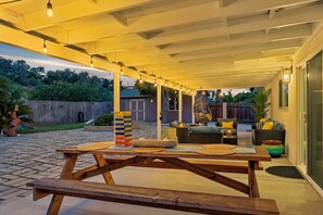 Outdoor dining - Spacious 3-bedroom house in charming Oceanside with AC - Pet Friendly (Oceanside)