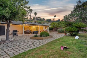Terrace/patio - Spacious 3-bedroom house in charming Oceanside with AC - Pet Friendly (Oceanside)