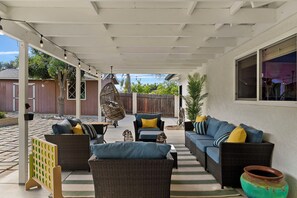 Terrace/patio - Spacious 3-bedroom house in charming Oceanside with AC - Pet Friendly (Oceanside)