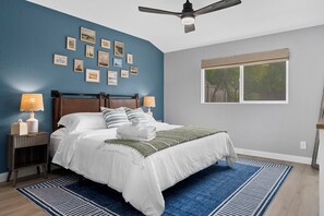 3 bedrooms, iron/ironing board, WiFi, bed sheets - Spacious 3-bedroom house in charming Oceanside with AC - Pet Friendly (Oceanside)