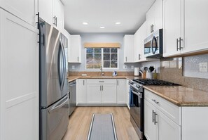 Microwave, oven, stovetop, dishwasher - Spacious 3-bedroom house in charming Oceanside with AC - Pet Friendly (Oceanside)