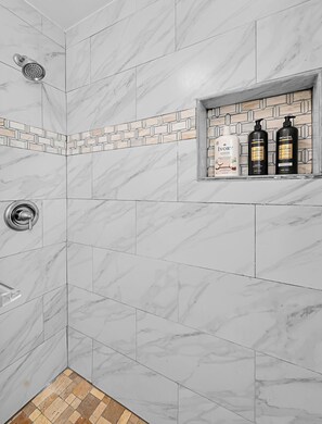 Shower, hair dryer, towels, soap - Serenity Bungalow - Midterms Welcome (Robinson)