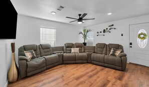 Living area - Serenity Bungalow - Midterms Welcome (Robinson)