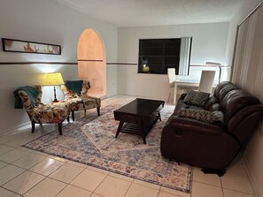 TV - Furnished house in Dunedin. Canal view. Close to Downtown, Beaches & Stadiums  (Dunedin)
