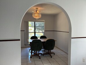 Dining - Furnished house in Dunedin. Canal view. Close to Downtown, Beaches & Stadiums  (Dunedin)