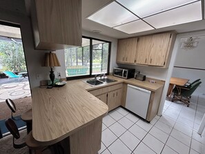 Fridge, microwave, oven, stovetop - Furnished house in Dunedin. Canal view. Close to Downtown, Beaches & Stadiums  (Dunedin)