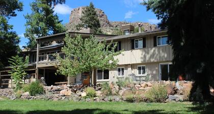 1,500 ft² walkout, 5 mins to Golden & Mines, patio w/ bbq, historic neighborhood