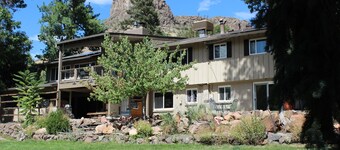 1,500 ft² walkout, 5 mins to Golden & Mines, patio w/ bbq, historic neighborhood
