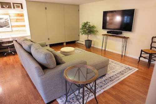 1,500 ft² walkout, 5 mins to Golden & Mines, patio w/ bbq, historic neighborhood