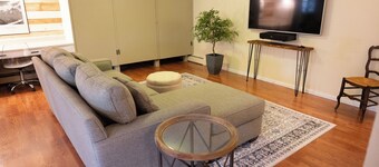 1,500 ft² walkout, 5 mins to Golden & Mines, patio w/ bbq, historic neighborhood