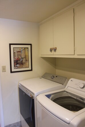 Interior - 1,500 ft² walkout, 5 mins to Golden & Mines, patio w/ bbq, historic neighborhood (Golden)