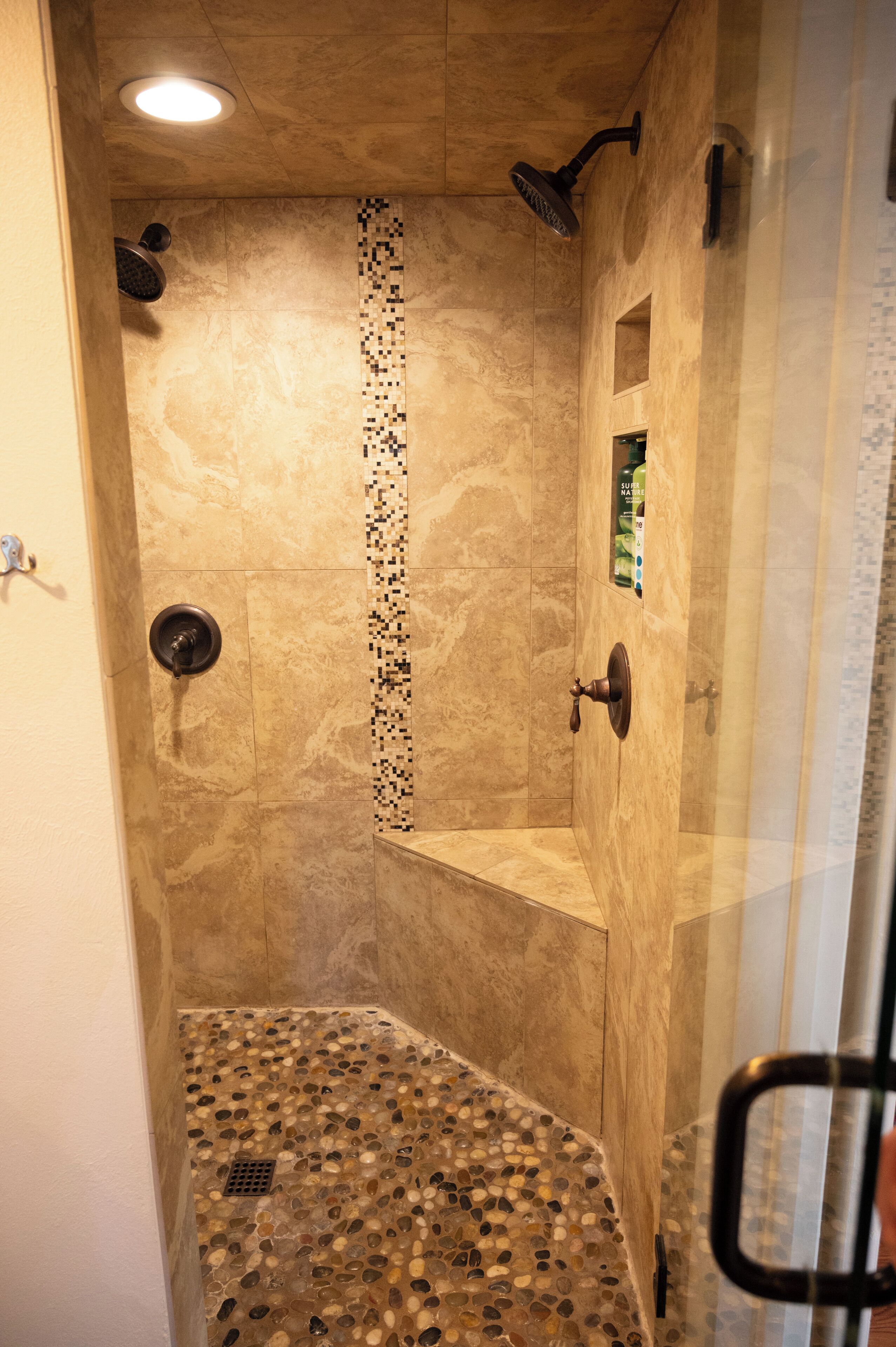 Douche, sèche-cheveux, serviettes fournies, savon