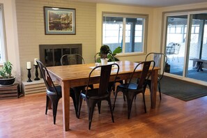 Dining - 1,500 ft² walkout, 5 mins to Golden & Mines, patio w/ bbq, historic neighborhood (Golden)