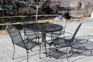 Outdoor dining - 1,500 ft² walkout, 5 mins to Golden & Mines, patio w/ bbq, historic neighborhood (Golden)