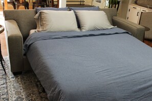 2 bedrooms, iron/ironing board, WiFi, bed sheets - 1,500 ft² walkout, 5 mins to Golden & Mines, patio w/ bbq, historic neighborhood (Golden)