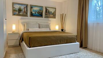 3 bedrooms, desk, iron/ironing board, travel crib