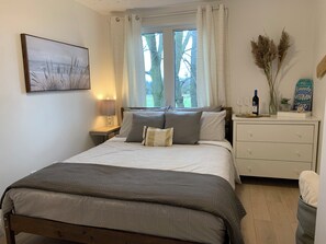 3 habitaciones, escritorio y tabla de planchar con plancha 