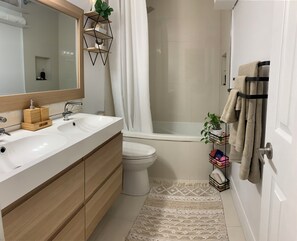Hair dryer, towels, soap, shampoo - Tremendous 3-bedroom townhome with backyard to the park in Mississauga (Mississauga)