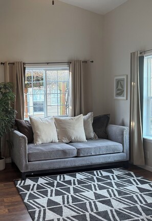 Smart TV - Modern One-Bedroom Retreat Walkable to Downtown and 10 minutes to waterfront (Vancouver)