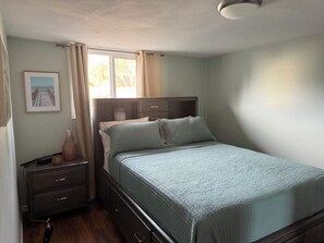 1 bedroom, iron/ironing board, WiFi, bed sheets - Modern One-Bedroom Retreat Walkable to Downtown and 10 minutes to waterfront (Vancouver)