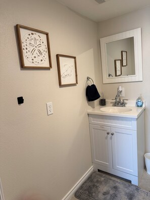 Sèche-cheveux, serviettes fournies, savon, papier toilette