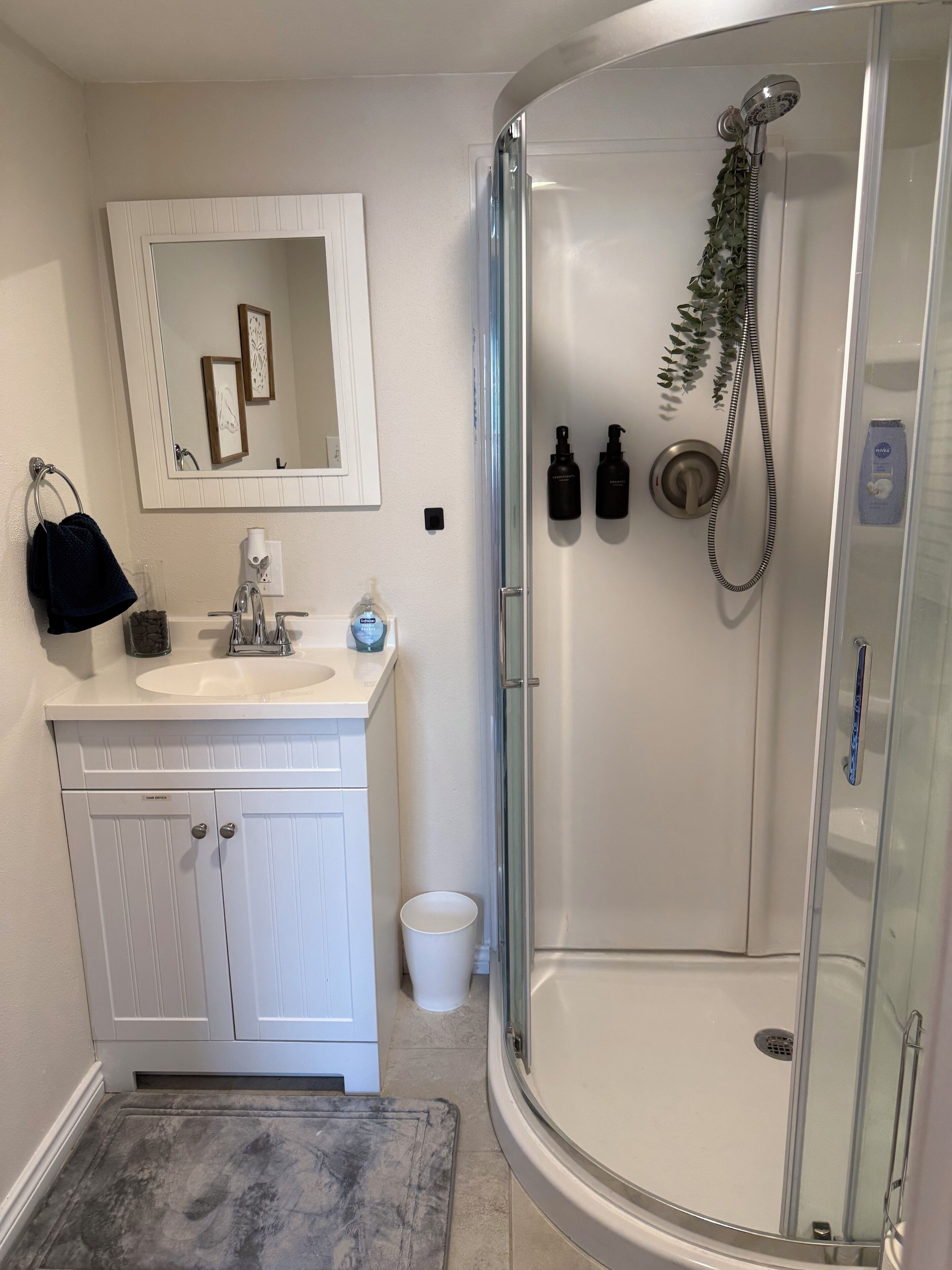 Secador de cabelo, toalhas de banho, sabonete, papel higiênico