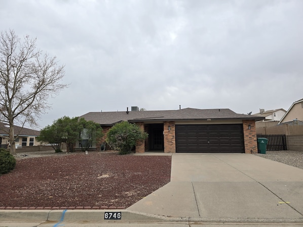 Exterior - Charming 3-bedroom house with Fireplace & Mountain View’s in Rio Rancho (Rio Rancho)
