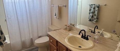 Douche, serviettes fournies, savon, papier toilette