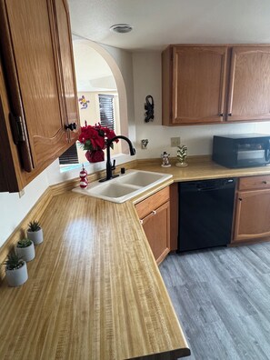 Fridge, microwave, oven, stovetop - Charming 3-bedroom house with Fireplace & Mountain View’s in Rio Rancho (Rio Rancho)