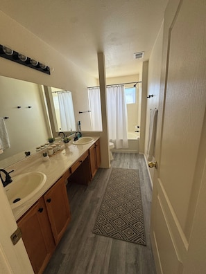 Shower, towels, soap, toilet paper - Charming 3-bedroom house with Fireplace & Mountain View’s in Rio Rancho (Rio Rancho)