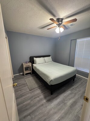 3 bedrooms, desk, iron/ironing board, free WiFi - Charming 3-bedroom house with Fireplace & Mountain View’s in Rio Rancho (Rio Rancho)