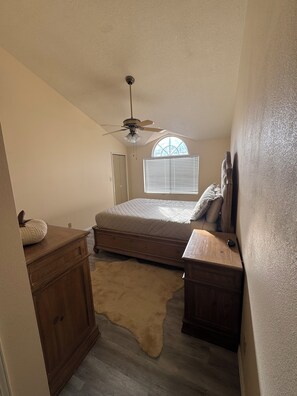 3 bedrooms, desk, iron/ironing board, free WiFi - Charming 3-bedroom house with Fireplace & Mountain View’s in Rio Rancho (Rio Rancho)