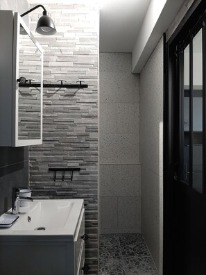 Douche, sèche-cheveux, serviettes fournies, papier toilette