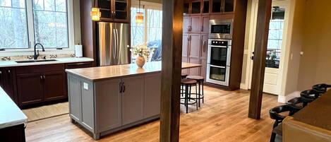 Microondas, horno, parrilla de estufa y lavavajillas