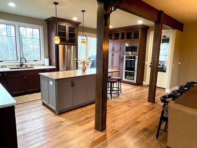 Charming and Entertaining Lake House Retreat for Large Groups!