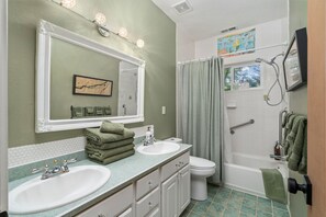 Hair dryer, towels, soap, toilet paper - Private Urban Forest Hideaway in the Heart of Portland with AC (Portland)