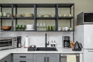 Private kitchen - Private Urban Forest Hideaway in the Heart of Portland with AC (Portland)