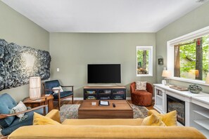 Living area - Private Urban Forest Hideaway in the Heart of Portland with AC (Portland)