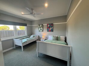 3 habitaciones, tabla de planchar con plancha y acceso a internet 